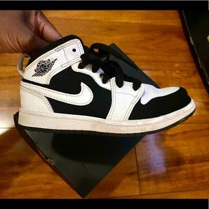 Air Jordon 1 Mid Sneakers